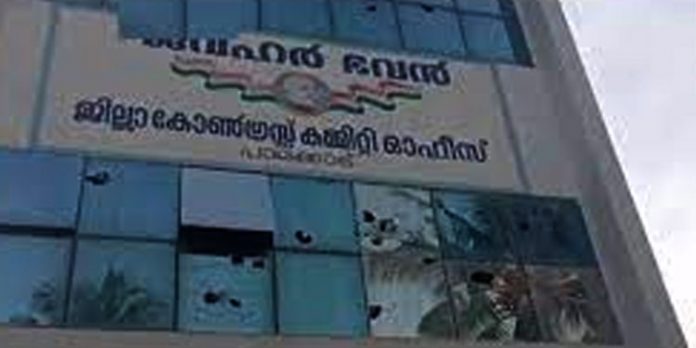 പാലക്കാട് ഡിസിസി ഓഫീസിനു നേരെ കല്ലേറ് പാലക്കാട് ഡിസിസി ഓഫീസിനു നേരെ കല്ലേറ്