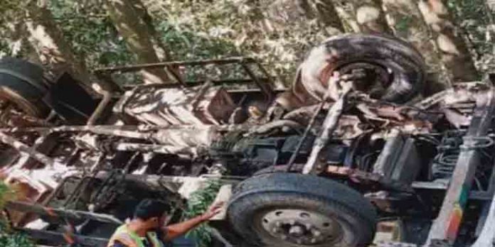 ചോക്ലേറ്റുമായി വന്ന ലോറി വയനാട് ചുരത്തിൽനിന്ന് താഴേക്ക് മറിഞ്ഞു ചോക്ലേറ്റുമായി വന്ന ലോറി വയനാട് ചുരത്തിൽനിന്ന് താഴേക്ക് മറിഞ്ഞു