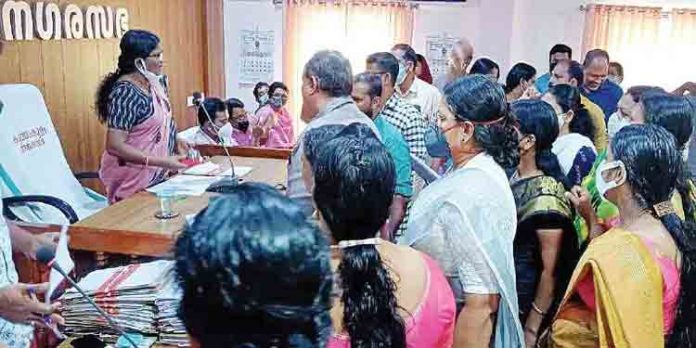 നിക്ഷേപത്തട്ടിപ്പ് : കുന്നംകുളം നഗരസഭ ചെയര്പേഴ്സന് രാജിവെക്കണമെന്നാവശ്യപ്പെട്ട് കൗണ്സില് യോഗത്തില് ബഹളം നിക്ഷേപത്തട്ടിപ്പ് : കുന്നംകുളം നഗരസഭ ചെയര്പേഴ്സന് രാജിവെക്കണമെന്നാവശ്യപ്പെട്ട് കൗണ്സില് യോഗത്തില് ബഹളം