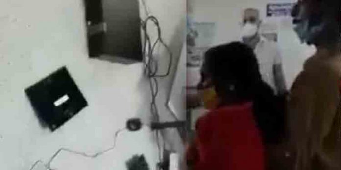 നെടുമങ്ങാട് താലൂക്ക് ഓഫീസിൽ സ്ത്രീയുടെ അതിക്രമം ; കമ്പ്യൂട്ടറുകളടക്കം നിലത്തെറിഞ്ഞ് നശിപ്പിച്ചു നെടുമങ്ങാട് താലൂക്ക് ഓഫീസിൽ സ്ത്രീയുടെ അതിക്രമം ; കമ്പ്യൂട്ടറുകളടക്കം നിലത്തെറിഞ്ഞ് നശിപ്പിച്ചു