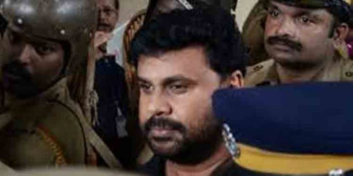 നടിയെ ആക്രമിച്ച കേസുമായി ബന്ധപ്പെട്ട് ദിലീപിന്റെ വീട്ടില് പോലീസ് റെയ്ഡ് നടിയെ ആക്രമിച്ച കേസുമായി ബന്ധപ്പെട്ട് ദിലീപിന്റെ വീട്ടില് പോലീസ് റെയ്ഡ്