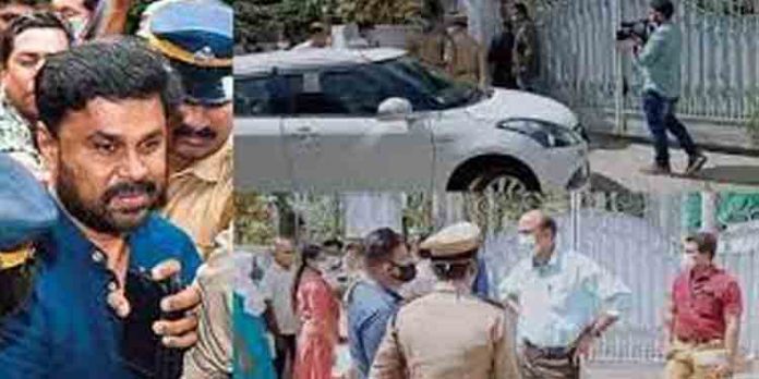 ദിലീപിന്റെ വീട്ടിൽ തോക്ക് തേടി പോലീസ് ; നടിയെ ആക്രമിച്ച ദൃശ്യങ്ങളും തിരയുന്നു ദിലീപിന്റെ വീട്ടിൽ തോക്ക് തേടി പോലീസ് ; നടിയെ ആക്രമിച്ച ദൃശ്യങ്ങളും തിരയുന്നു