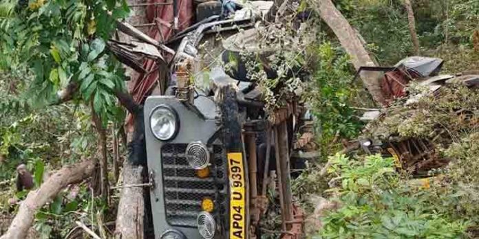 ജീപ്പ് മറിഞ്ഞ് രണ്ട് പേര്ക്ക് ദാരുണാന്ത്യം ജീപ്പ് മറിഞ്ഞ് രണ്ട് പേര്ക്ക് ദാരുണാന്ത്യം