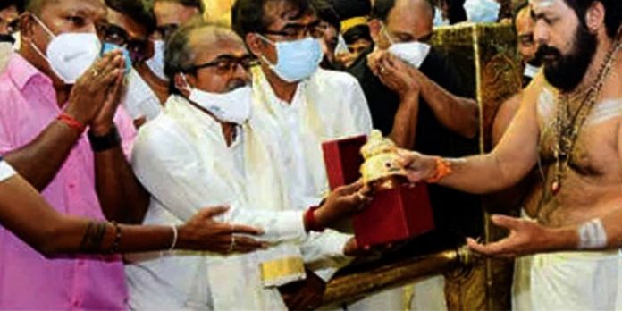 കോവിഡില് നിന്ന് രക്ഷപ്പെടുത്തിയ അയ്യന് വജ്രങ്ങള് പതിച്ച കിരീടവുമായി ഭക്തന് കോവിഡില് നിന്ന് രക്ഷപ്പെടുത്തിയ അയ്യന് വജ്രങ്ങള് പതിച്ച കിരീടവുമായി ഭക്തന്