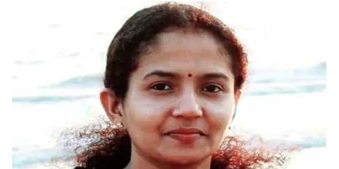 ജോലിയിലെ സമ്മര്ദം മൂലം ആത്മഹത്യ ചെയ്ത വനിത മാനേജരുടെ വീടിന്റെ വായ്പ അടച്ചുതീര്ക്കാന് കനറാ ബാങ്ക് നോട്ടീസ് ജോലിയിലെ സമ്മര്ദം മൂലം ആത്മഹത്യ ചെയ്ത വനിത മാനേജരുടെ വീടിന്റെ വായ്പ അടച്ചുതീര്ക്കാന് കനറാ ബാങ്ക് നോട്ടീസ്