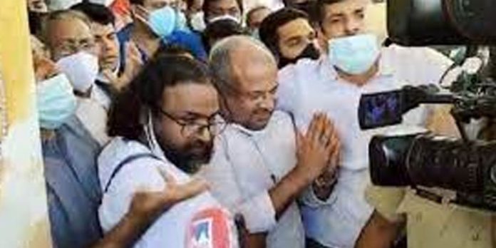 വൈക്കം ഡി വൈഎസ് പി കുറവിലങ്ങാട് മഠത്തിലെത്തി ; പരാതിക്കാരിയുമായി കൂടിക്കാഴ്ച നടത്തുന്നു വൈക്കം ഡി വൈഎസ് പി കുറവിലങ്ങാട് മഠത്തിലെത്തി ; പരാതിക്കാരിയുമായി കൂടിക്കാഴ്ച നടത്തുന്നു