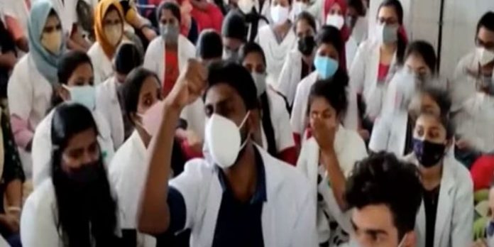ഗവണ്മെന്റ് ഹോമിയോ മെഡിക്കല് കോളേജ് സിഎഫ്എല്ടിസി ആക്കുന്നതിനെതിരെ പ്രതിഷേധo ഗവണ്മെന്റ് ഹോമിയോ മെഡിക്കല് കോളേജ് സിഎഫ്എല്ടിസി ആക്കുന്നതിനെതിരെ പ്രതിഷേധo
