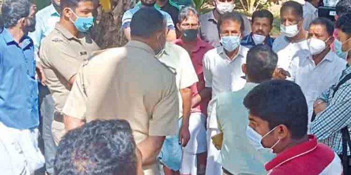 കെ – റെയിലിനുവേണ്ടി കല്ലിടാന്വന്ന ഉദ്യോഗസ്ഥസംഘത്തെ നാട്ടുകാര് തടഞ്ഞു കെ – റെയിലിനുവേണ്ടി കല്ലിടാന്വന്ന ഉദ്യോഗസ്ഥസംഘത്തെ നാട്ടുകാര് തടഞ്ഞു