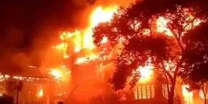സെക്കന്തരാബാദ് ക്ലബ് തീപിടിത്തത്തില് കത്തിയമര്ന്നു സെക്കന്തരാബാദ് ക്ലബ് തീപിടിത്തത്തില് കത്തിയമര്ന്നു