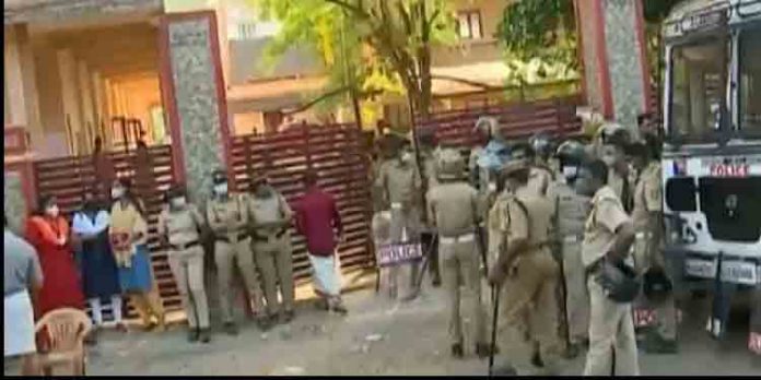 പത്തനംതിട്ടയില് ബാങ്ക് തെരഞ്ഞെടുപ്പിനിടെ സിപിഎം-സിപിഐ സംഘര്ഷം ; പോലീസുകാര്ക്ക് പരിക്ക് പത്തനംതിട്ടയില് ബാങ്ക് തെരഞ്ഞെടുപ്പിനിടെ സിപിഎം-സിപിഐ സംഘര്ഷം ; പോലീസുകാര്ക്ക് പരിക്ക്