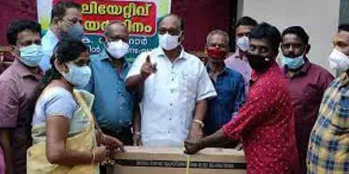 പാലിയേറ്റിവ് കെയര് സൊസൈറ്റിയുടെ ആഭിമുഖ്യത്തില് വീല്ചെയര് കൈമാറി പാലിയേറ്റിവ് കെയര് സൊസൈറ്റിയുടെ ആഭിമുഖ്യത്തില് വീല്ചെയര് കൈമാറി