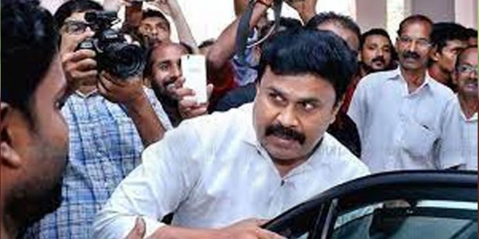 ദിലീപിന്റെ മുന്കൂര് ജാമ്യ ഹര്ജി വെള്ളിയാഴ്ചത്തേയ്ക്കു മാറ്റി അറസ്റ്റിന് വിലക്ക് തുടരും ദിലീപിന്റെ മുന്കൂര് ജാമ്യ ഹര്ജി വെള്ളിയാഴ്ചത്തേയ്ക്കു മാറ്റി അറസ്റ്റിന് വിലക്ക് തുടരും