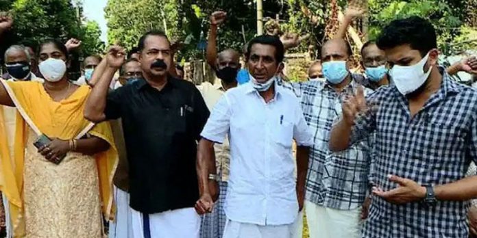 അങ്കമാലി എളവൂരില് കെ – റെയില് സ്ഥലപരിശോധനയ്ക്കെത്തിയ ഉദ്യോഗസ്ഥരെ നാട്ടുകാര് തടഞ്ഞു അങ്കമാലി എളവൂരില് കെ – റെയില് സ്ഥലപരിശോധനയ്ക്കെത്തിയ ഉദ്യോഗസ്ഥരെ നാട്ടുകാര് തടഞ്ഞു