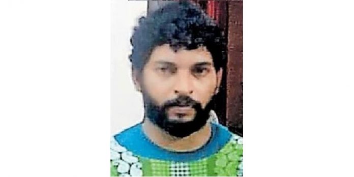 സ്റ്റേഷൻ പരിധി നോക്കാതെ പോലീസെത്തി ഓടിച്ചിട്ടു പിടിച്ചു ; വീട്ടിലെത്തിയ മോഷ്ടാവിനെ കണ്ടത് ദൂരെയുള്ള മകൾ സ്റ്റേഷൻ പരിധി നോക്കാതെ പോലീസെത്തി ഓടിച്ചിട്ടു പിടിച്ചു ; വീട്ടിലെത്തിയ മോഷ്ടാവിനെ കണ്ടത് ദൂരെയുള്ള മകൾ