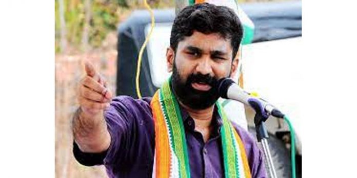 ഉശിരുള്ള നായര് മണിയടിക്കും, ഇല നക്കി നായര് പുറത്തടിക്കും’ ; റിജിലിനെ പിന്തുണച്ച് വി.ടി ബൽറാം ഉശിരുള്ള നായര് മണിയടിക്കും, ഇല നക്കി നായര് പുറത്തടിക്കും’ ; റിജിലിനെ പിന്തുണച്ച് വി.ടി ബൽറാം