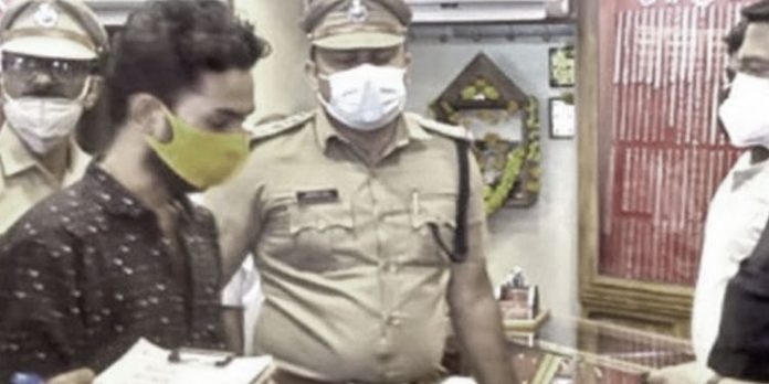 വിഴിഞ്ഞം കൊലപാതകത്തില് പ്രതികള് വിറ്റ സ്വര്ണാഭരണങ്ങള് കണ്ടെടുത്തു വിഴിഞ്ഞം കൊലപാതകത്തില് പ്രതികള് വിറ്റ സ്വര്ണാഭരണങ്ങള് കണ്ടെടുത്തു