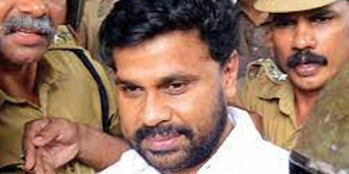 നടന് ദിലീപ് സമര്പ്പിച്ച മുന്കൂര് ജാമ്യം പരിഗണിക്കുന്നത് ഹൈക്കോടതി നാളത്തേക്ക് മാറ്റി നടന് ദിലീപ് സമര്പ്പിച്ച മുന്കൂര് ജാമ്യം പരിഗണിക്കുന്നത് ഹൈക്കോടതി നാളത്തേക്ക് മാറ്റി