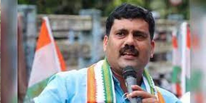 ചുവപ്പ് നരച്ചാൽ കാവി, മര്ദ്ദനമേറ്റതില് സഖാക്കളേക്കാള് സന്തോഷം സംഘികള്ക്ക് : റിജിൽ മാക്കുറ്റി ചുവപ്പ് നരച്ചാൽ കാവി, മര്ദ്ദനമേറ്റതില് സഖാക്കളേക്കാള് സന്തോഷം സംഘികള്ക്ക് : റിജിൽ മാക്കുറ്റി