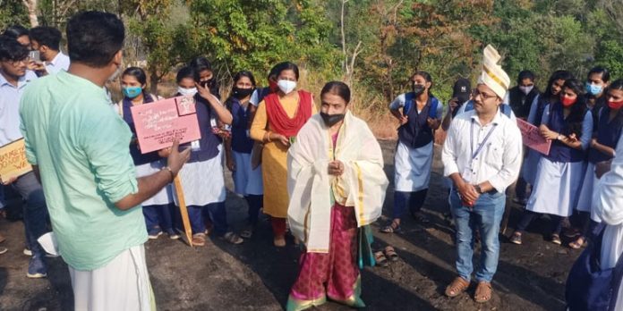 രാക്ഷസന് പാറയില് പ്രകൃതി സൗഹൃദ സന്ദേശ ബോര്ഡുകള് സ്ഥാപിച്ചു രാക്ഷസന് പാറയില് പ്രകൃതി സൗഹൃദ സന്ദേശ ബോര്ഡുകള് സ്ഥാപിച്ചു