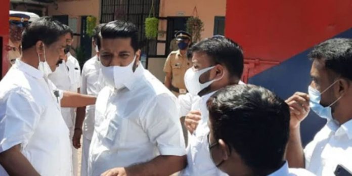 റിമാന്റിലായ യൂത്ത് കോണ്ഗ്രസ്സ് നേതാക്കളെ ഷാഫി പറമ്പില് ജയിലിലെത്തി സന്ദര്ശിച്ചു റിമാന്റിലായ യൂത്ത് കോണ്ഗ്രസ്സ് നേതാക്കളെ ഷാഫി പറമ്പില് ജയിലിലെത്തി സന്ദര്ശിച്ചു