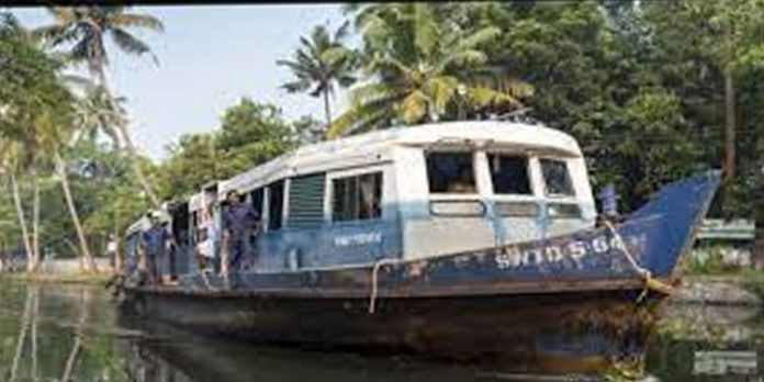 വേമ്പനാട്ട് കായലില് ജലനിരപ്പ് താഴ്ന്നതിനാല് ജലഗതാഗത വകുപ്പിന്റെ ബോട്ട് സര്വീസുകളെ ബാധിക്കുന്നു വേമ്പനാട്ട് കായലില് ജലനിരപ്പ് താഴ്ന്നതിനാല് ജലഗതാഗത വകുപ്പിന്റെ ബോട്ട് സര്വീസുകളെ ബാധിക്കുന്നു