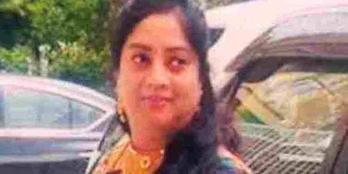 രണ്ടാനച്ഛനെ വിവാഹം ചെയ്യാന് അമ്മയെ കൊലപ്പെടുത്തിയ മകളെ പോലീസ് അറസ്റ്റ് ചെയ്തു രണ്ടാനച്ഛനെ വിവാഹം ചെയ്യാന് അമ്മയെ കൊലപ്പെടുത്തിയ മകളെ പോലീസ് അറസ്റ്റ് ചെയ്തു