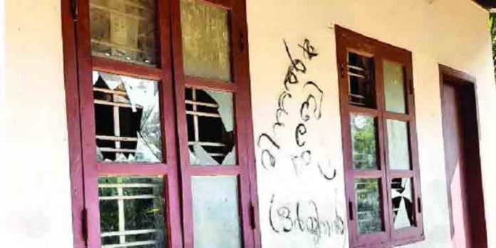 പോലീസുകാരന്റെ വീട് ആക്രമിച്ച് ‘മിന്നല് മുരളി ഒര്ജിനല്’ ; വാതില്ക്കല് മലമൂത്രവിസര്ജനം നടത്തി പോലീസുകാരന്റെ വീട് ആക്രമിച്ച് ‘മിന്നല് മുരളി ഒര്ജിനല്’ ; വാതില്ക്കല് മലമൂത്രവിസര്ജനം നടത്തി