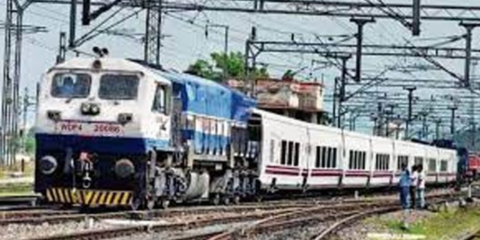 ഉച്ചത്തിലുള്ള സംഗീതവും ഉറക്കെ ഫോണുകളില് സംസാരിക്കുന്നതും ട്രെയിനുകളില് നിരോധിച്ചുകൊണ്ട് റെയില് വേയുടെ പുതിയ ഉത്തരവ് ഉച്ചത്തിലുള്ള സംഗീതവും ഉറക്കെ ഫോണുകളില് സംസാരിക്കുന്നതും ട്രെയിനുകളില് നിരോധിച്ചുകൊണ്ട് റെയില് വേയുടെ പുതിയ ഉത്തരവ്