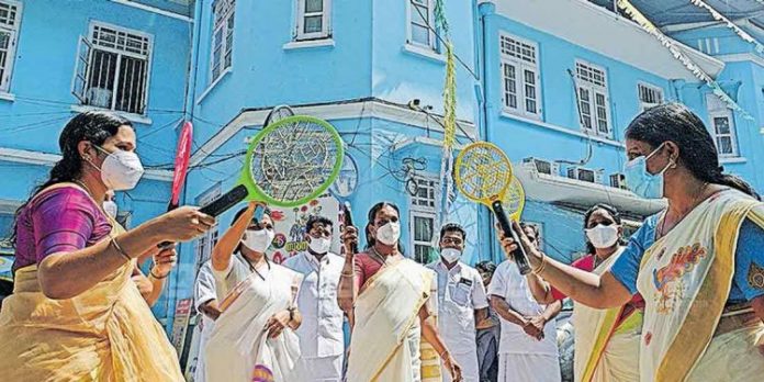 കൊതുക് ശല്യത്തിനെതിരെ നഗരസഭ നടപടി സ്വീകരിക്കാത്തതില് പ്രതിഷേധിച്ച് പ്രതിപക്ഷ അംഗങ്ങളുടെ തിരുവാതിരക്കളി കൊതുക് ശല്യത്തിനെതിരെ നഗരസഭ നടപടി സ്വീകരിക്കാത്തതില് പ്രതിഷേധിച്ച് പ്രതിപക്ഷ അംഗങ്ങളുടെ തിരുവാതിരക്കളി