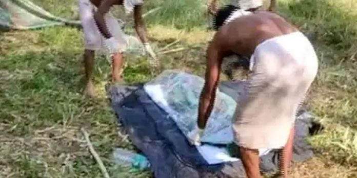 ആലപ്പുഴയിൽ ഒക്ടോബറിൽ കാണാതായ യുവാവിന്റെ മൃതദേഹം ചതുപ്പിൽ കണ്ടെത്തി ആലപ്പുഴയിൽ ഒക്ടോബറിൽ കാണാതായ യുവാവിന്റെ മൃതദേഹം ചതുപ്പിൽ കണ്ടെത്തി