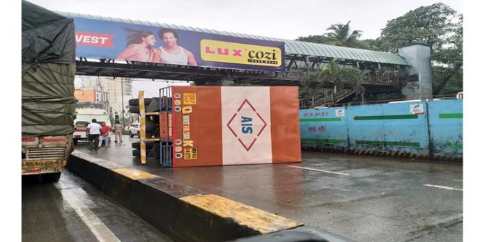 ഓട്ടോറിക്ഷയ്ക്ക് മുകളിൽ ലോറി മറിഞ്ഞു ; ഒരാൾക്ക് ഗുരുതര പരുക്ക് ഓട്ടോറിക്ഷയ്ക്ക് മുകളിൽ ലോറി മറിഞ്ഞു ; ഒരാൾക്ക് ഗുരുതര പരുക്ക്