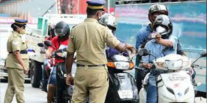 കോവിഡ് : ഞായറാഴ്ച്ച നിയന്ത്രണങ്ങൾ കർശനമായി നടപ്പാക്കി പോലീസ് കോവിഡ് : ഞായറാഴ്ച്ച നിയന്ത്രണങ്ങൾ കർശനമായി നടപ്പാക്കി പോലീസ്