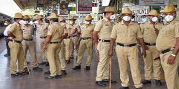 വ്യാജ ആര്.ടി.പി.സി.ആര് സര്ട്ടിഫിക്കറ്റുമായി കടന്നു ; മലയാളികളെ കണ്ടെത്താന് കര്ണാടക പോലീസിന്റെ തിരച്ചില് വ്യാജ ആര്.ടി.പി.സി.ആര് സര്ട്ടിഫിക്കറ്റുമായി കടന്നു ; മലയാളികളെ കണ്ടെത്താന് കര്ണാടക പോലീസിന്റെ തിരച്ചില്