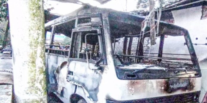 വീടിനോട് ചേർന്ന ഷെഡിൽ പാർക്ക് ചെയ്തിരുന്ന രണ്ട് വാഹനം കത്തിനശിച്ചു വീടിനോട് ചേർന്ന ഷെഡിൽ പാർക്ക് ചെയ്തിരുന്ന രണ്ട് വാഹനം കത്തിനശിച്ചു