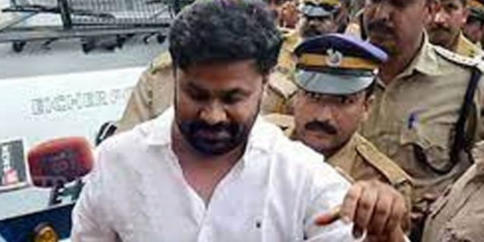 11 മണിക്കൂർ നീണ്ട ചോദ്യം ചെയ്യൽ അവസാനിച്ചു ; ദിലീപ് നാളെയും ഹാജരാവണം 11 മണിക്കൂർ നീണ്ട ചോദ്യം ചെയ്യൽ അവസാനിച്ചു ; ദിലീപ് നാളെയും ഹാജരാവണം