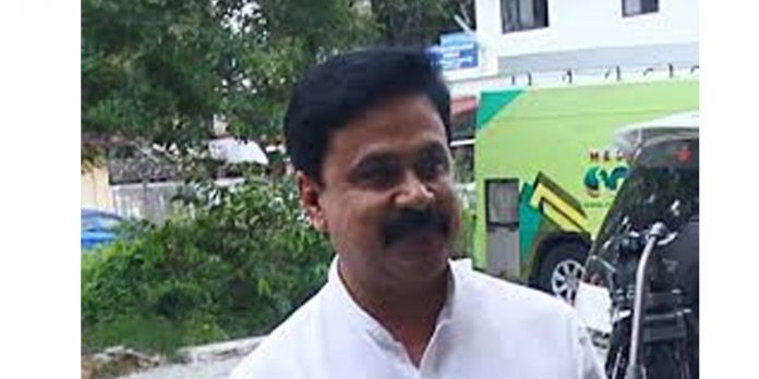 അന്വേഷണ ഉദ്യോഗസ്ഥരെ അപായപ്പെടുത്താന് ശ്രമിച്ചെന്ന കേസില് നടന് ദിലീപ് ചോദ്യം ചെയ്യലിനായി ഹാജരായി അന്വേഷണ ഉദ്യോഗസ്ഥരെ അപായപ്പെടുത്താന് ശ്രമിച്ചെന്ന കേസില് നടന് ദിലീപ് ചോദ്യം ചെയ്യലിനായി ഹാജരായി