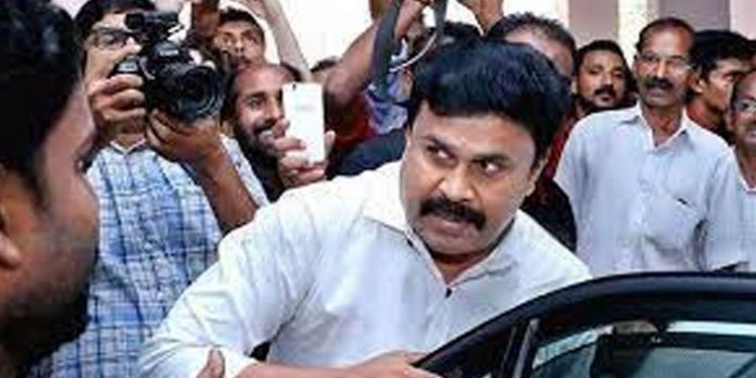 നടിയെ ആക്രമിച്ച കേസില് പുതിയ സാക്ഷികളെ വിസ്തരിക്കുന്നതിന് കൂടുതല് സമയം തേടി പ്രോസിക്യൂഷന് ഹൈക്കോടതിയില് നടിയെ ആക്രമിച്ച കേസില് പുതിയ സാക്ഷികളെ വിസ്തരിക്കുന്നതിന് കൂടുതല് സമയം തേടി പ്രോസിക്യൂഷന് ഹൈക്കോടതിയില്
