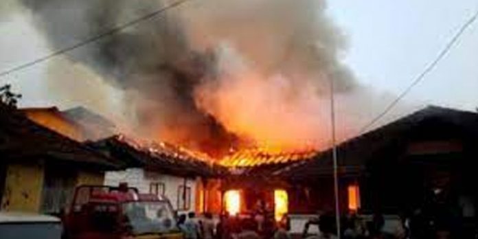സര്ക്കാര് ഓഫീസുകളില് തീപിടിത്തം ഒഴിവാക്കുന്നതിന് മുന്കരുതലുകള് സ്വീകരിക്കാന് ഉത്തരവ് സര്ക്കാര് ഓഫീസുകളില് തീപിടിത്തം ഒഴിവാക്കുന്നതിന് മുന്കരുതലുകള് സ്വീകരിക്കാന് ഉത്തരവ്