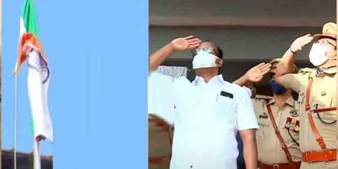 ദേശീയപതാക തലതിരിച്ചു കയറ്റി അഹമ്മദ് ദേവര്കോവില് വിഴ്ച്ച കണ്ടു നിന്ന് മുതിര്ന്ന ഉദ്യോഗസ്ഥരും ദേശീയപതാക തലതിരിച്ചു കയറ്റി അഹമ്മദ് ദേവര്കോവില് വിഴ്ച്ച കണ്ടു നിന്ന് മുതിര്ന്ന ഉദ്യോഗസ്ഥരും
