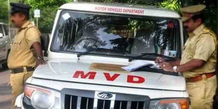 മോട്ടോര് വാഹന വകുപ്പ് പിടികൂടിയ ബൈക്ക് ഡ്യൂപ്ലിക്കേറ്റ് താക്കോലിട്ട് കടത്തി : യുവാക്കള് പിടിയില് മോട്ടോര് വാഹന വകുപ്പ് പിടികൂടിയ ബൈക്ക് ഡ്യൂപ്ലിക്കേറ്റ് താക്കോലിട്ട് കടത്തി : യുവാക്കള് പിടിയില്