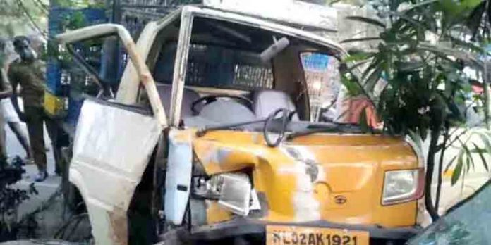 നിയന്ത്രണംവിട്ട പിക്-അപ് മതിലിലേക്ക് ഇടിച്ചുകയറി രണ്ടുപേര്ക്ക് പരിക്ക് നിയന്ത്രണംവിട്ട പിക്-അപ് മതിലിലേക്ക് ഇടിച്ചുകയറി രണ്ടുപേര്ക്ക് പരിക്ക്