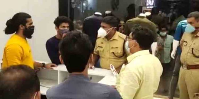 കുറ്റ്യാടി ടൗണില് വസ്ത്ര വ്യാപാരക്കടയില് ഗുണ്ടാ ആക്രമണം കുറ്റ്യാടി ടൗണില് വസ്ത്ര വ്യാപാരക്കടയില് ഗുണ്ടാ ആക്രമണം