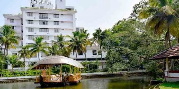 വിവാഹച്ചടങ്ങിനിടെ വള്ളം മുങ്ങി നാൽപ്പതോളം പേർ പുഴയിൽ വീണു വിവാഹച്ചടങ്ങിനിടെ വള്ളം മുങ്ങി നാൽപ്പതോളം പേർ പുഴയിൽ വീണു