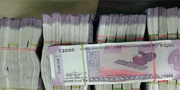 മഹാരാഷ്ട്രയില് ഏഴ് കോടിയുടെ കള്ളനോട്ടുമായി ഏഴംഗ സംഘം അറസ്റ്റില് മഹാരാഷ്ട്രയില് ഏഴ് കോടിയുടെ കള്ളനോട്ടുമായി ഏഴംഗ സംഘം അറസ്റ്റില്
