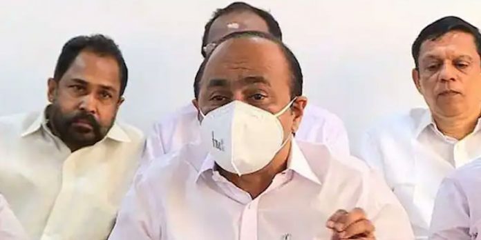 ലോകായുക്ത നിയമം ഭേദഗതി ; ഒപ്പിടരുതെന്നും രാഷ്ട്രപതിയുടെ അനുമതിക്കായി അയക്കണമെന്നും ആവശ്യപ്പെട്ട് പ്രതിപക്ഷം ഗവർണ്ണറെ കണ്ടു ലോകായുക്ത നിയമം ഭേദഗതി ; ഒപ്പിടരുതെന്നും രാഷ്ട്രപതിയുടെ അനുമതിക്കായി അയക്കണമെന്നും ആവശ്യപ്പെട്ട് പ്രതിപക്ഷം ഗവർണ്ണറെ കണ്ടു