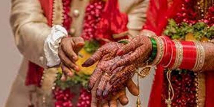 മകന് മറ്റൊരു ജാതിയില്പ്പെട്ട പെണ്കുട്ടിയുമായി ഒളിച്ചോടി ; അമ്മയ്ക്ക് പെണ്വീട്ടുക്കാരുടെ ക്രൂരമര്ദനം മകന് മറ്റൊരു ജാതിയില്പ്പെട്ട പെണ്കുട്ടിയുമായി ഒളിച്ചോടി ; അമ്മയ്ക്ക് പെണ്വീട്ടുക്കാരുടെ ക്രൂരമര്ദനം