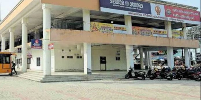 അഴുക്ക്ചാലിന്റെ നിര്മ്മാണം ഇഴയുന്നു ; പുതിയ കെട്ടിടം പണി പൂര്ത്തിയായിട്ടും പത്തനംതിട്ട ബസ്റ്റാന്ഡ് വെറും നോക്കുകുത്തി അഴുക്ക്ചാലിന്റെ നിര്മ്മാണം ഇഴയുന്നു ; പുതിയ കെട്ടിടം പണി പൂര്ത്തിയായിട്ടും പത്തനംതിട്ട ബസ്റ്റാന്ഡ് വെറും നോക്കുകുത്തി