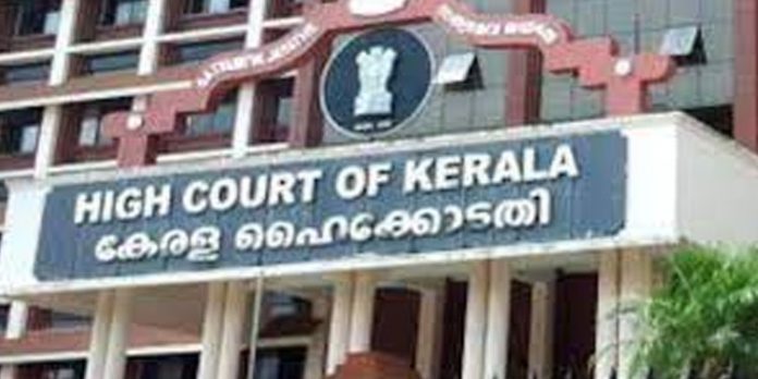 കോളേജുകളില് കൊടികള് സ്ഥാപിക്കാന് വിദ്യാര്ഥികള്ക്ക് എങ്ങനെയാണ് അനുമതികിട്ടുന്നതെന്ന് ഹൈക്കോടതി കോളേജുകളില് കൊടികള് സ്ഥാപിക്കാന് വിദ്യാര്ഥികള്ക്ക് എങ്ങനെയാണ് അനുമതികിട്ടുന്നതെന്ന് ഹൈക്കോടതി