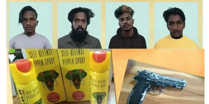 ഡമ്മി തോക്ക് ഉപയോഗിച്ച് കവർച്ച നടത്താൻ പദ്ധതിയിട്ട നാലംഗസംഘം തൃശ്ശൂരിൽ പിടിയിലായി ഡമ്മി തോക്ക് ഉപയോഗിച്ച് കവർച്ച നടത്താൻ പദ്ധതിയിട്ട നാലംഗസംഘം തൃശ്ശൂരിൽ പിടിയിലായി