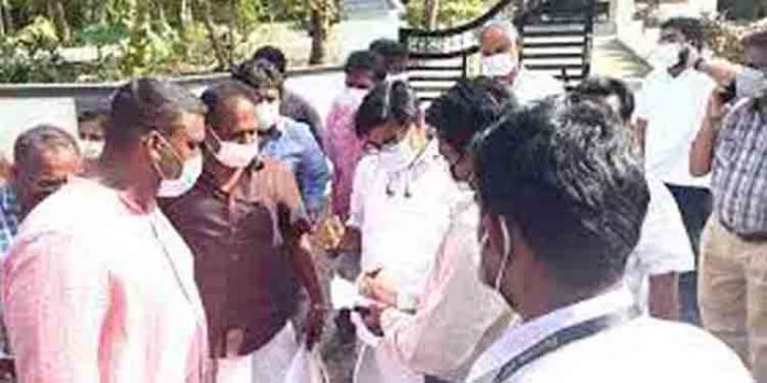 റോഡ് വികസനത്തിന് വീട്ടുമതില് പൊളിച്ച് സമ്മതപത്രം നൽകി മാത്യു കുഴല്നാടന് എം.എൽ.എ റോഡ് വികസനത്തിന് വീട്ടുമതില് പൊളിച്ച് സമ്മതപത്രം നൽകി മാത്യു കുഴല്നാടന് എം.എൽ.എ
